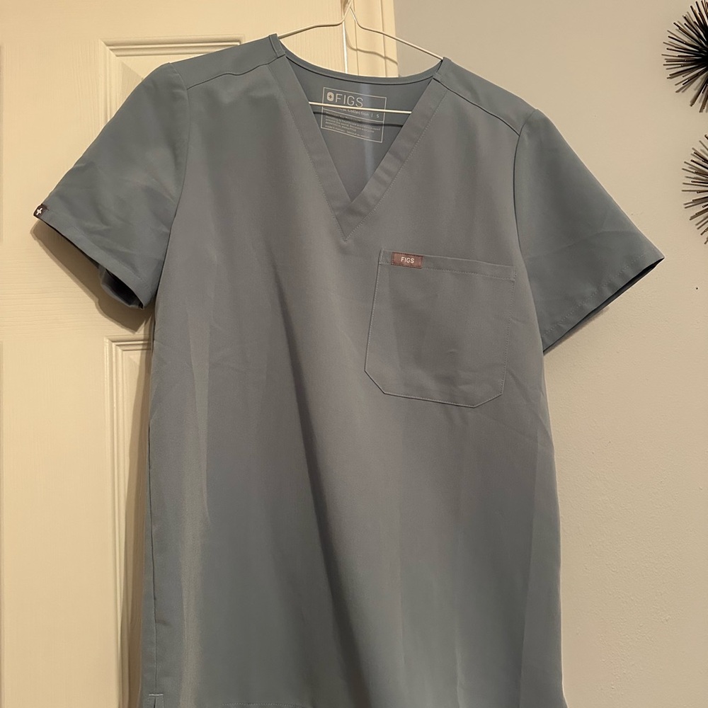 FIGS women’s Catarina V-Neck Scrub Top in Dusty Blue
